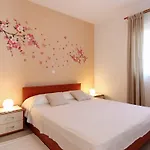 佩拉公寓 * 赫瓦尔